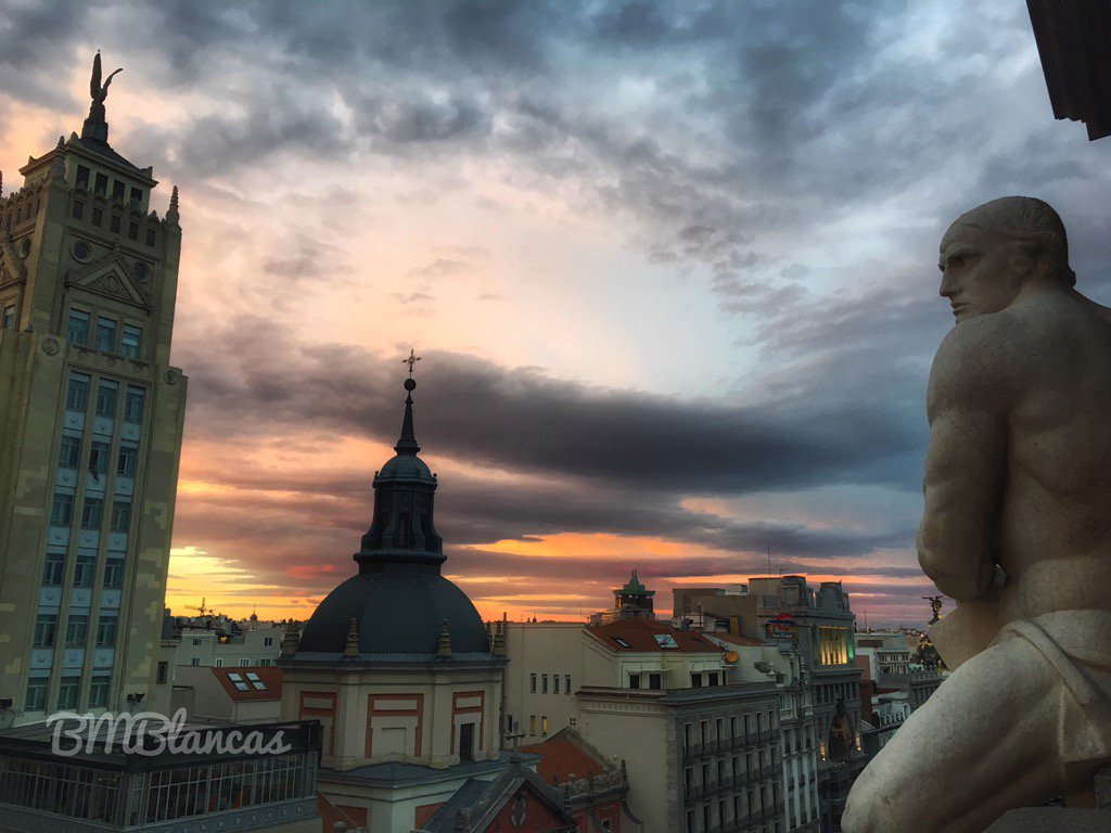 Beatrizxy's tweet photo. Me he vuelto a enamorar del #cielo de #Madrid que nos regala este #ComparteTuAtardecer 😍💙
@jlrios04 @El_Neyra https://t.co/WZfAjRwbzq
