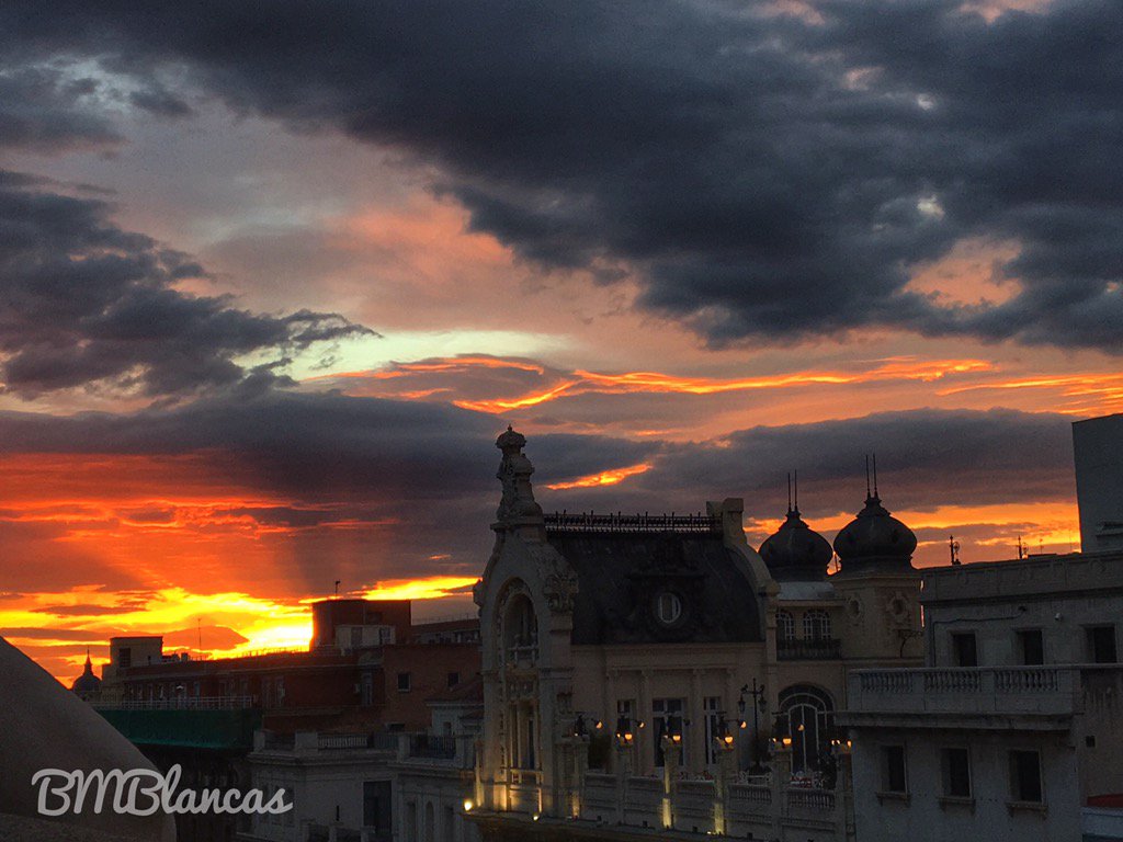 Beatrizxy's tweet photo. Me he vuelto a enamorar del #cielo de #Madrid que nos regala este #ComparteTuAtardecer 😍💙
@jlrios04 @El_Neyra https://t.co/WZfAjRwbzq
