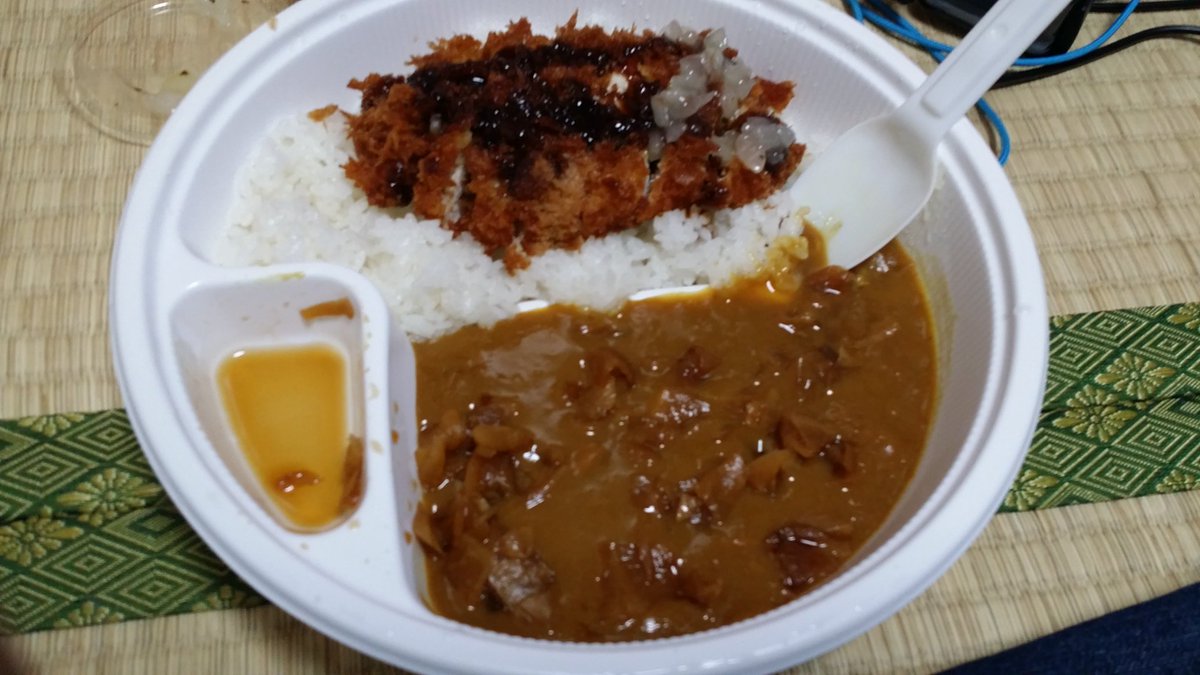 PsychicsProject's tweet image. Coco Ichibanya Tonkatsu curry makes for some delicious dinner! Although I realized I'm not supposed to eat on tatami