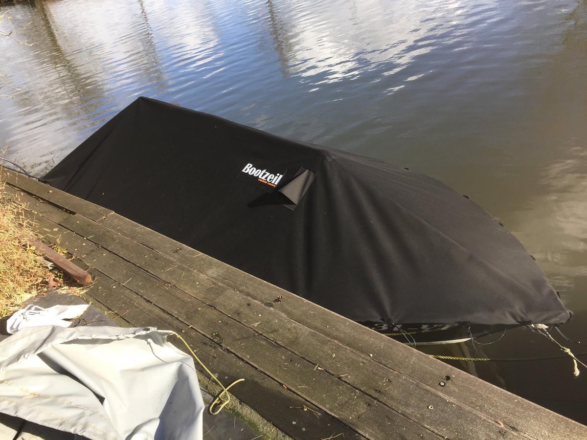 Bootzeil's tweet image. Bootzeil alweer 11 jaar de beschermer van de sloepen in de grachten van Amsterdam.
2017: nieuw model. 
bootzeil.nl/dekzeil-open-b…