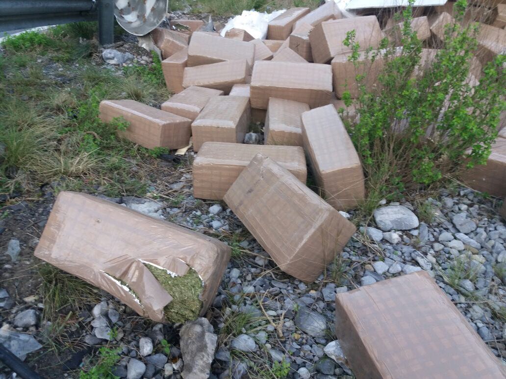 LupitaSP1's tweet photo. Vuelca camión con 1.5 toneladas de marihuana en el km 30 de la carretera Linares-Galeana. #AlertaNL #narcotrafico #NuevoLeon https://t.co/nQrMOovEds