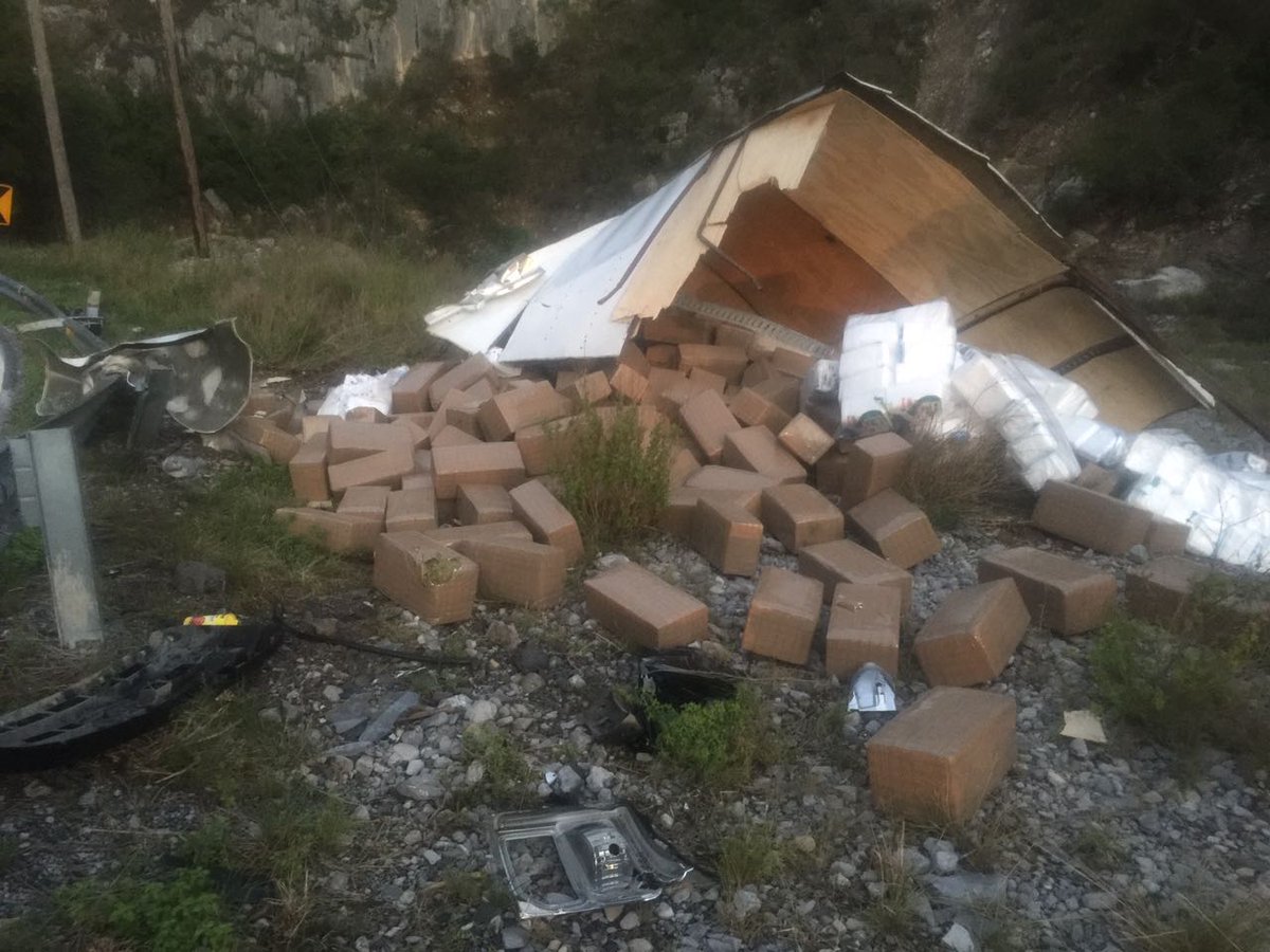 LupitaSP1's tweet photo. Vuelca camión con 1.5 toneladas de marihuana en el km 30 de la carretera Linares-Galeana. #AlertaNL #narcotrafico #NuevoLeon https://t.co/nQrMOovEds