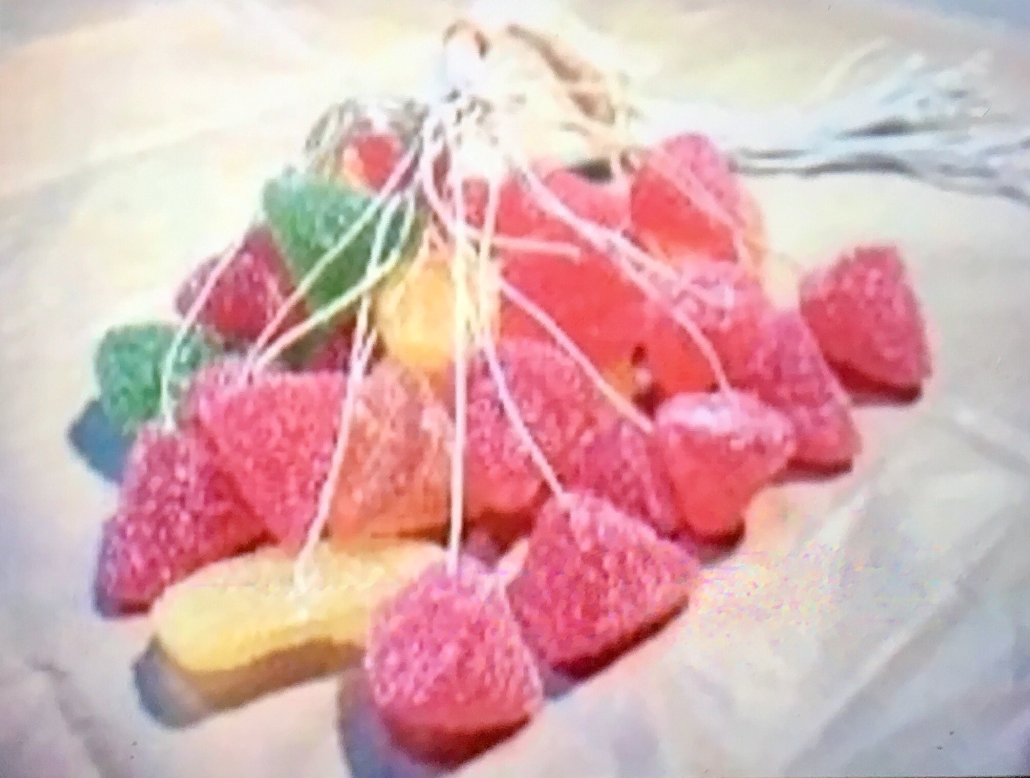 オダブツのジョー Twitter પર 懐かしの駄菓子 フルーツヒモ飴 ヒモを引っ張って 飴をゲットできるシステムが楽しかった イチゴのがお気に入りだった ちなみに箱買いも可で 1箱600円ぐらいで購入できた T Co Wbs7orhwg8 Twitter