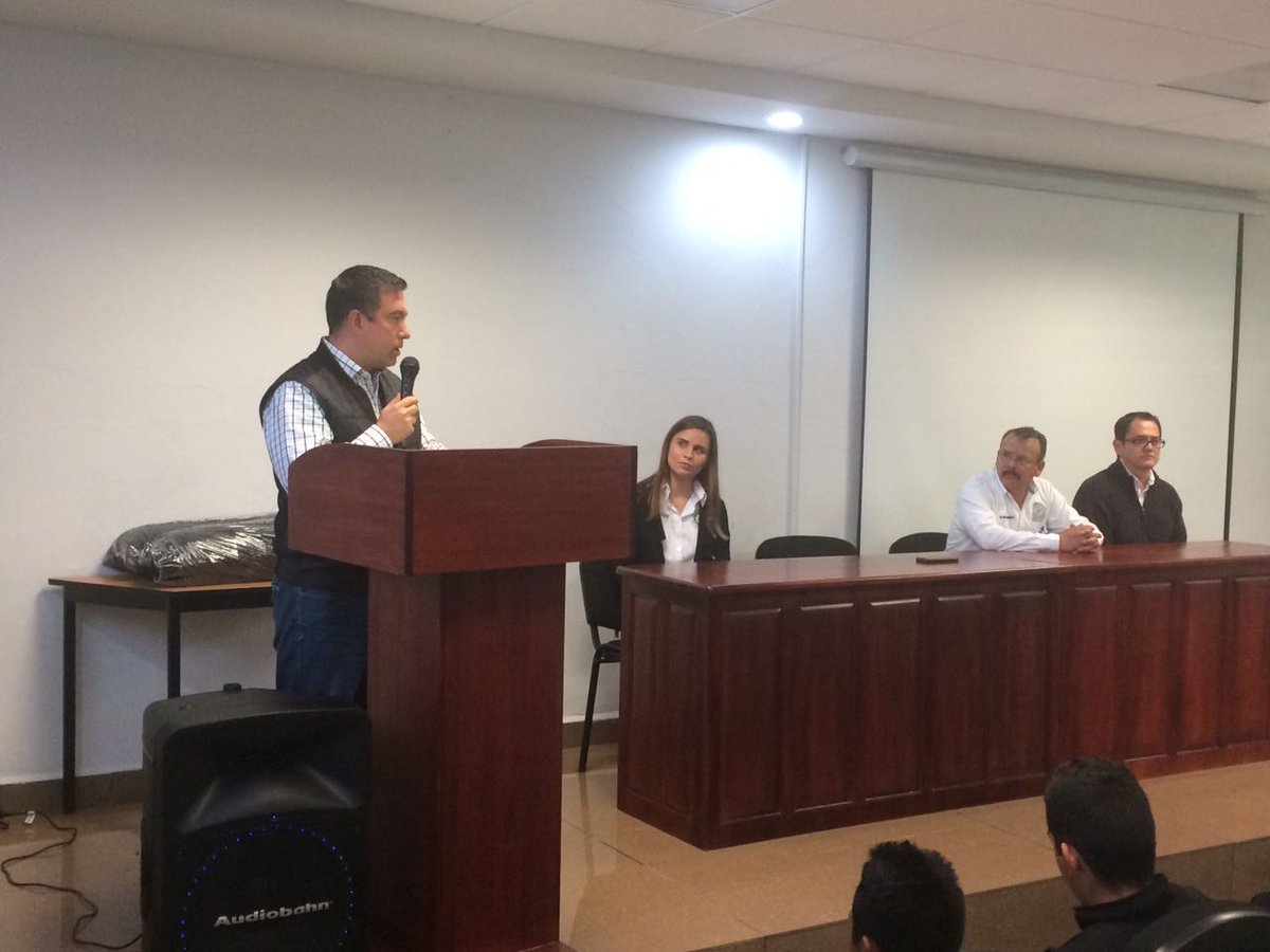 Entrega de reconocimientos a alumnos de UTRC por participación en encuentro regional en Parras <a href="/rubenmoreiravdz/">Rubén Moreira</a> <a href="/jochoagalindo/">Jesús Ochoa Galindo</a> @SEDUCOAH