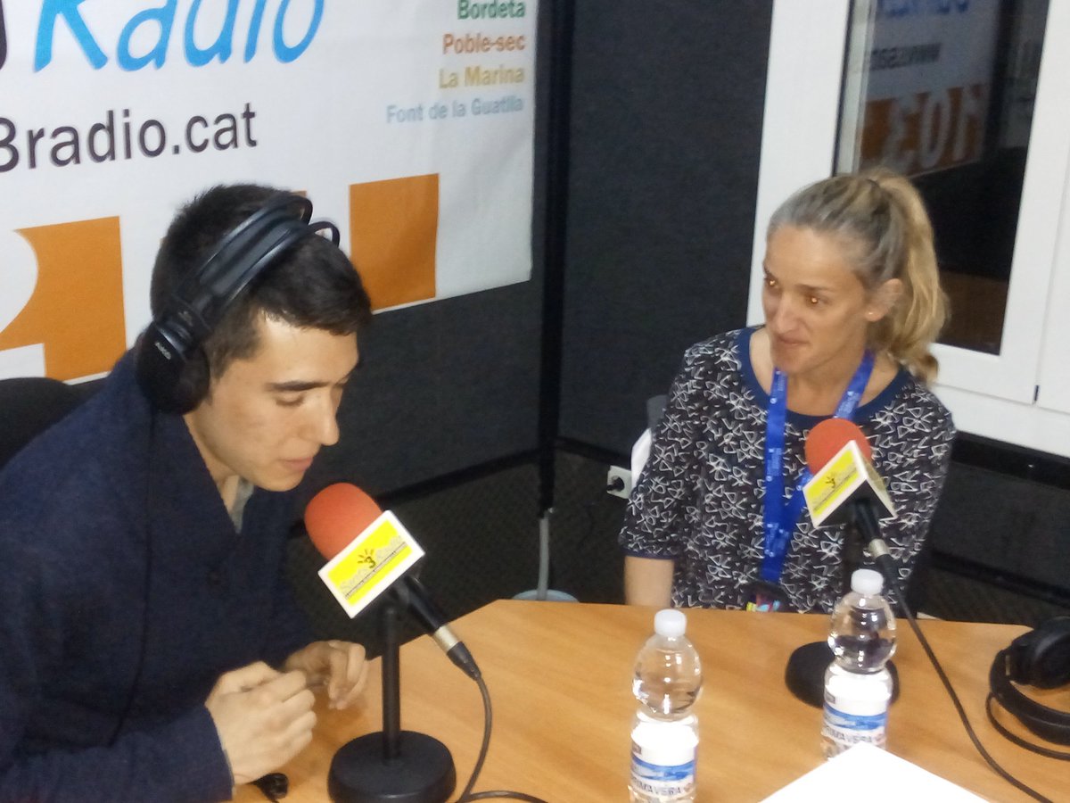 D3Esportiu's tweet photo. 🎙 Comencem el programa entrevistant la Pilar, de la @fundspereclaver i que ahir va córrer la @maratobarcelona entre #runnerssolidaris! https://t.co/PBhBNI9hHg