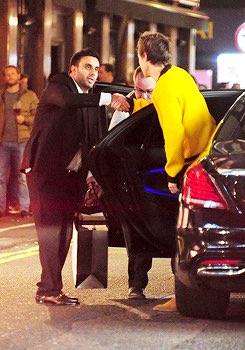 stateofkissy's tweet image. harry getting in and out of cars is actually my secret kink