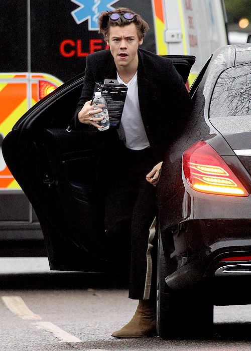 stateofkissy's tweet image. harry getting in and out of cars is actually my secret kink