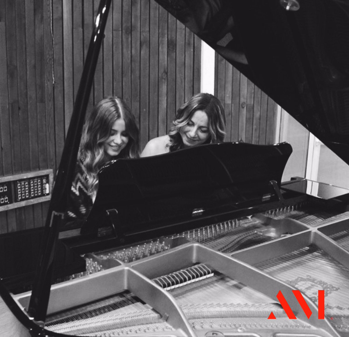 AMStudiosHW's tweet photo. Enjoyed having @SoSofiaReyes visit the new studio! Always an amazing time watching the magic happen. #Aftermaster #sofiareyes https://t.co/urt8mvWOiM
