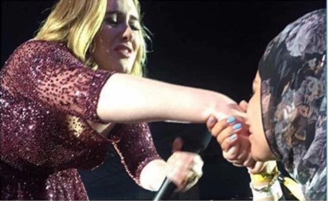 و لأن صورة الفناة وهي بتقبل ايد "المحجبة" اللي انتشرت لغرض فنفس يعقوب، حبيت انشرصورة المحجبة وهي تبدأ بتقبيل يد اديل 😚😚😚