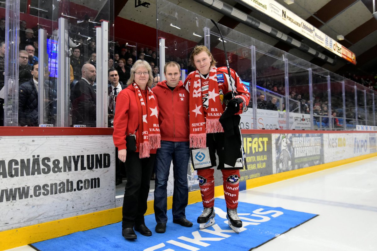VaasanSport's tweet photo. Robin Salo kuului kauden ehdottomiin valopilkkuihin. Puolustaja pokkasi Red Armyn palkinnon lisäksi Taiston Maljan. #VaasanSport #Liiga https://t.co/ePYGlBEYav