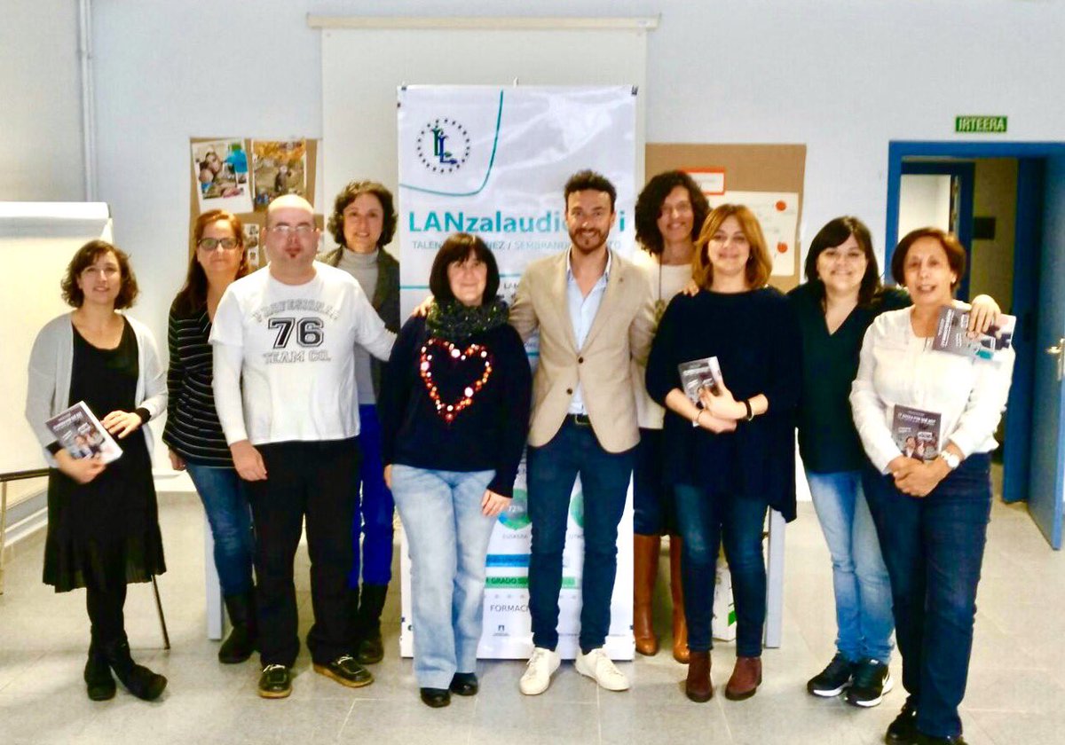 LANzalaudio's tweet photo. @jortizdeurtaran nos habla de su "¿Y ahora por qué no?" y nos motiva para esta recta final en la lanzadera.#Milaesker Jorge por todo!!🌱☀️💧 https://t.co/PHM2lwe3jD
