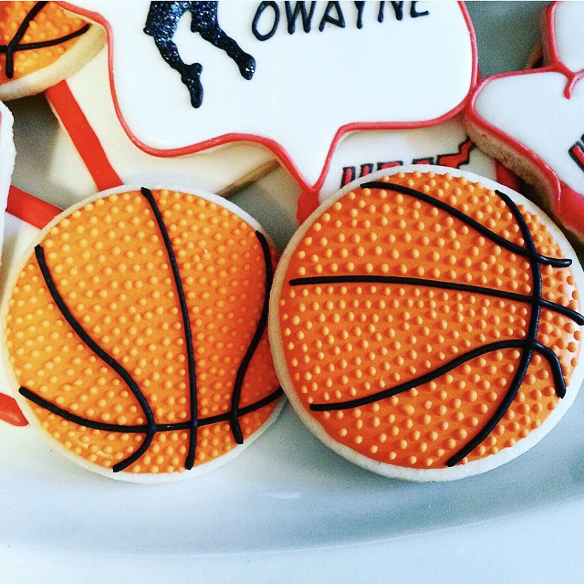 Smarter_Cookie's tweet photo. Got brackets? @marchmadness #thesmartercookie #decoratedcookies https://t.co/5u4RWyK5Df