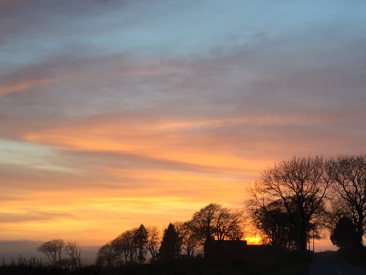 HillierWend's tweet photo. Credit where it's due Pembrokeshire skies have made a huge effort to distract from the misery of its Monday mood #postworkcycle #cosicould 😄 https://t.co/aIY1Is9UeW