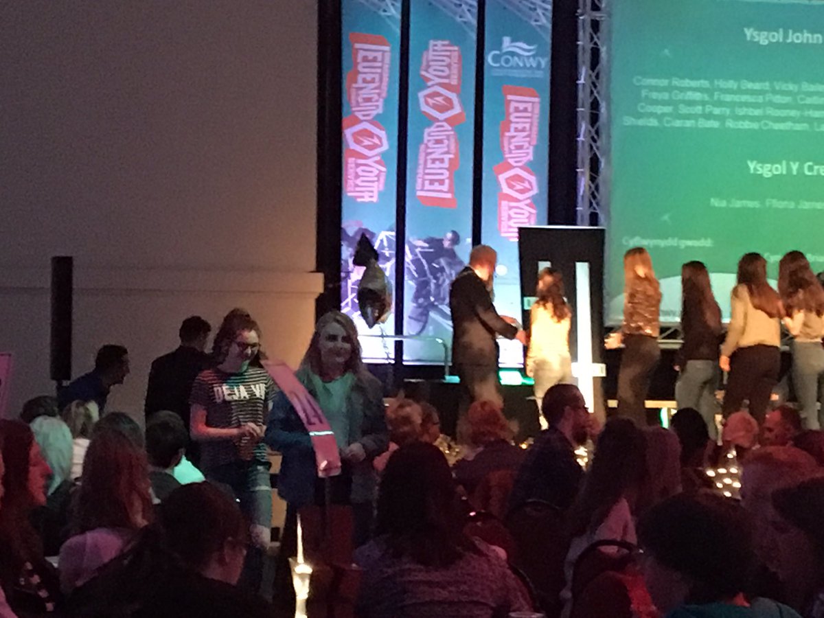 northwalesgc's tweet photo. Very proud of @hollyebeard from @ysgoljohnbright receiving her @DofE silver award #CYSAAwards17 volunteering in #golf @GDW_Golf https://t.co/CI4rGFAg1o