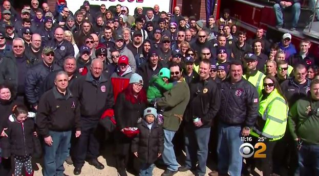 FirehouseNews's tweet image. Video: NJ #firefighters held a special parade for a boy, 5, who is battling cancer, firehouse.com/12314916