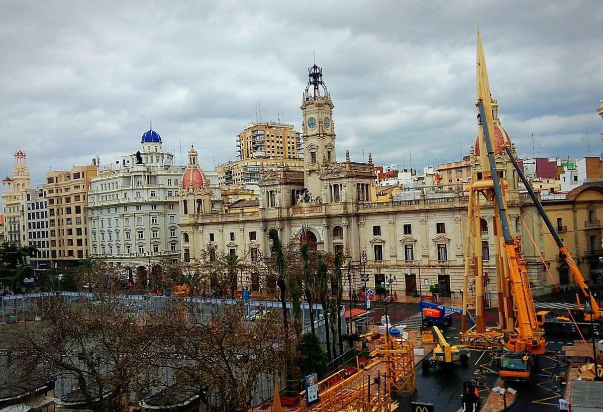 Parados  los trabajos en la falla plaza del ayuntamiento. Asegurada con cuerdas para aguantar el viento #Fallas2017