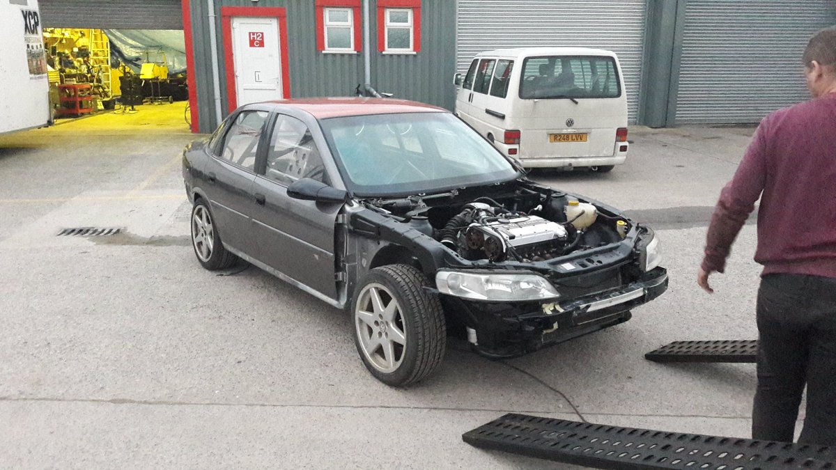 teamholmesmoto's tweet photo. Busy day moving the old girl into her accommodation.

#teamholmesmotorsport #vauxhall #vectrab #challengecar #movingday #racecar #motorsport https://t.co/32ozEpL2tN