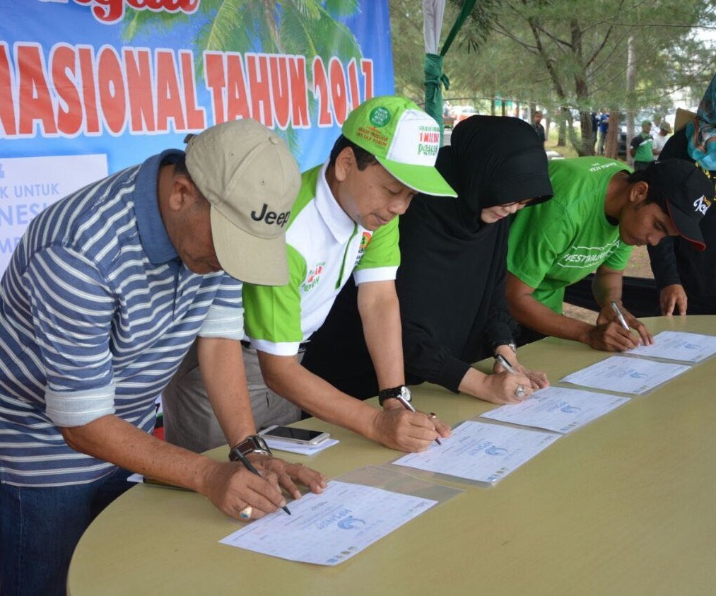 Penandatanganan piagam  #BebasSampah2020 HPSN Aceh 2017 oleh Kadis DLHK3 Bna,Kadis DLHK Aceh &amp; Walikota Banda Aceh