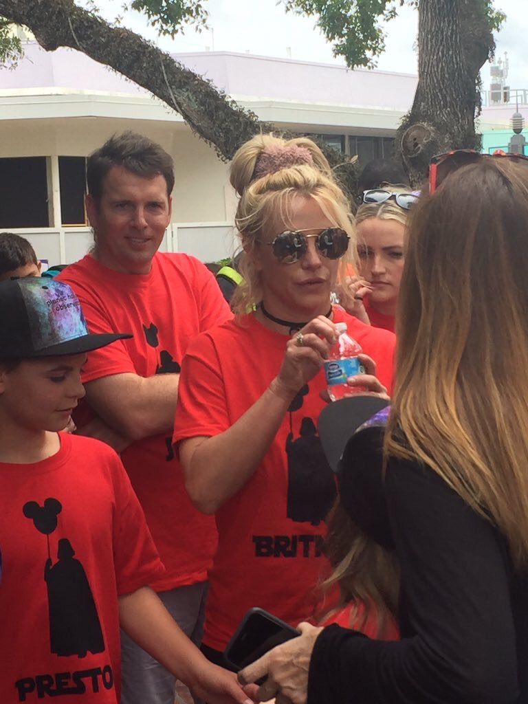Disney Parks Celebs On Twitter Confirmed Britney Spears Is At Magic Kingdom At Disney World Saw Spotted Disney Disneyworld Britneyspears Celebritysighting Https T Co Kteich1ocw