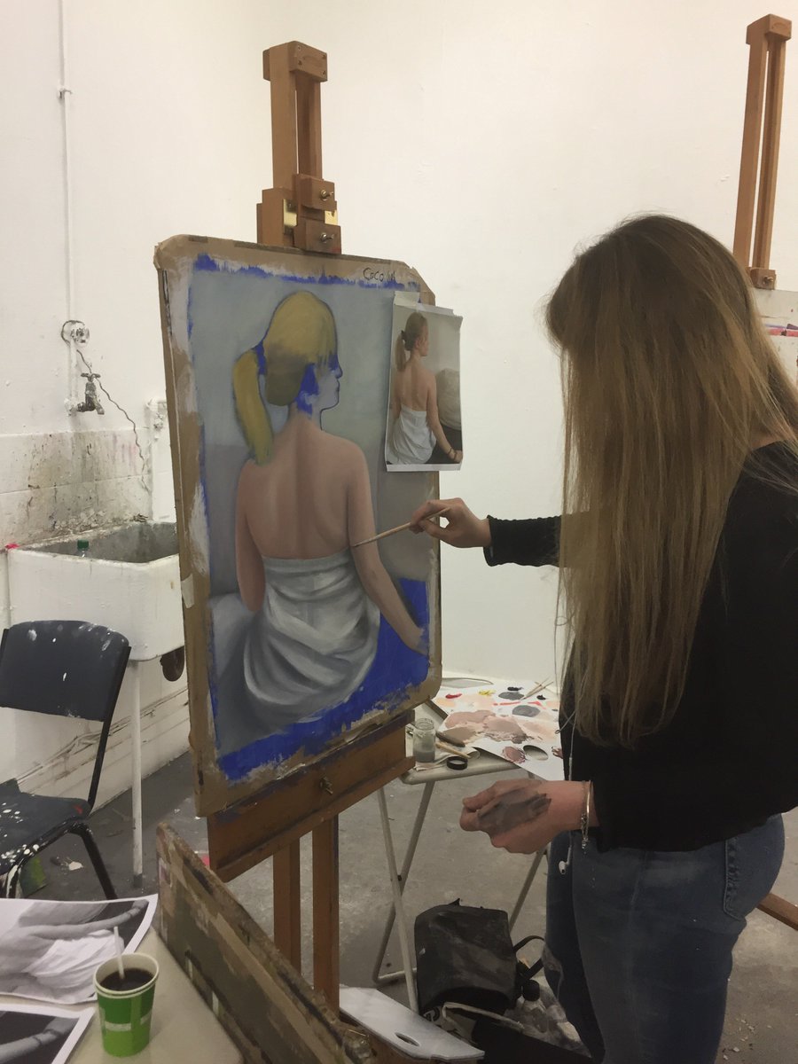 sladesummer's tweet photo. Last evening of the term for #drawingtopainting and #painting classes - arms are being busy! #sladeshortcourses @SladeSchool https://t.co/xK6sjNexvz
