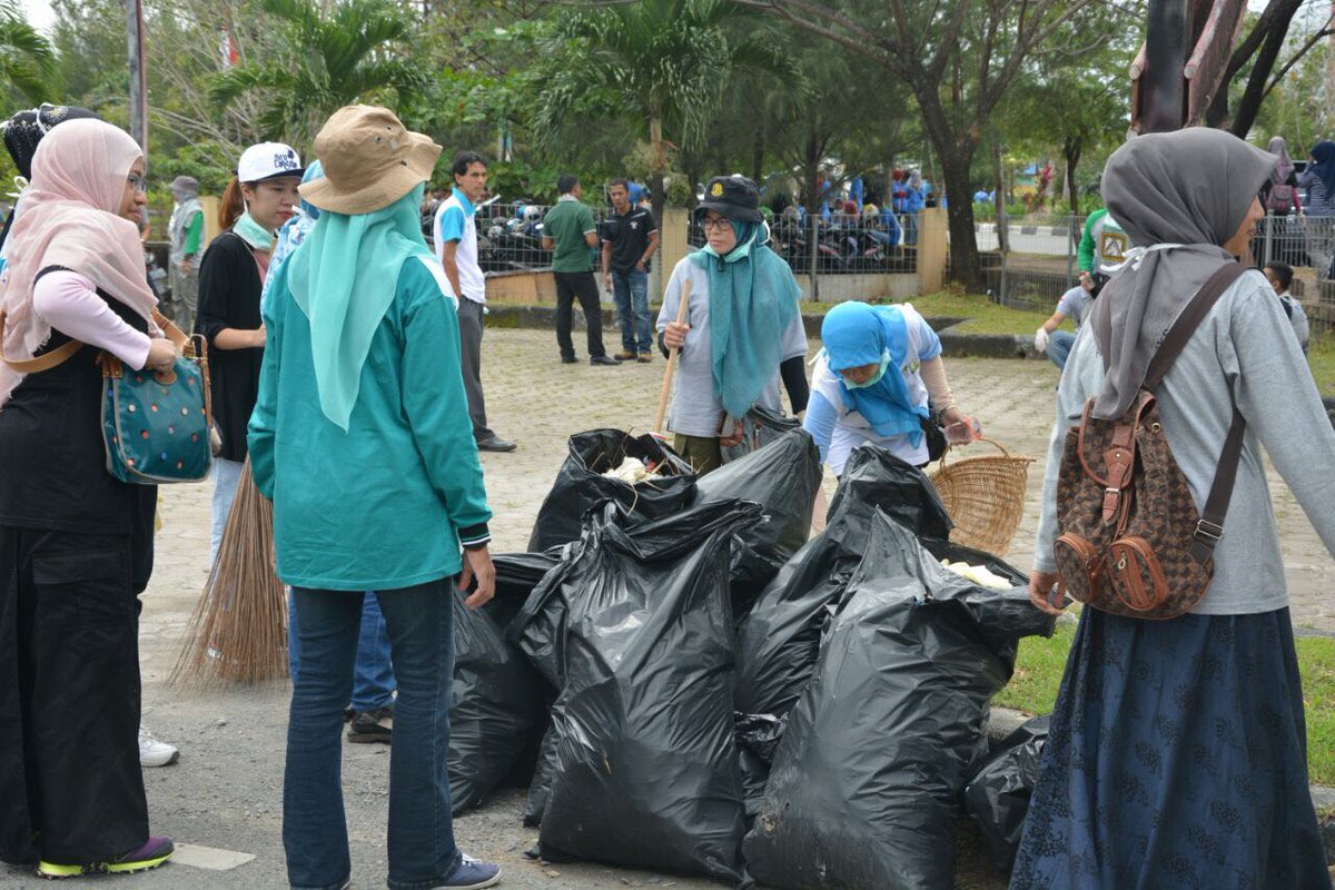 Acara puncak #HPSNaceh2017 di Ulee Lheue dibagi dalam 8  lokasi untuk aksi pungut sampah, salah satunya di titik ini