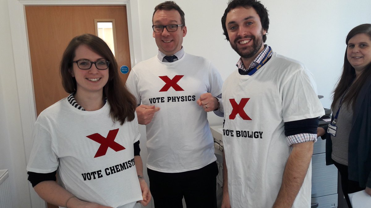 CCS_PhizLab's tweet image. #ASEChat  6 teams of primary pupils will be demo-ing at our Science Factor Final. Then watching demos from this motley crew! #DemoDay17