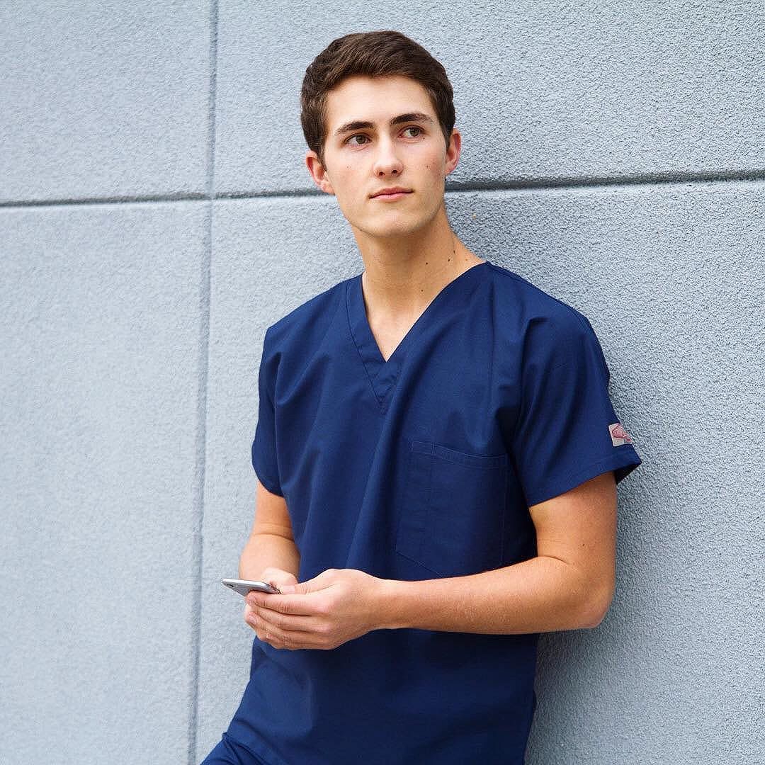 You can't go wrong with classic navy.⠀