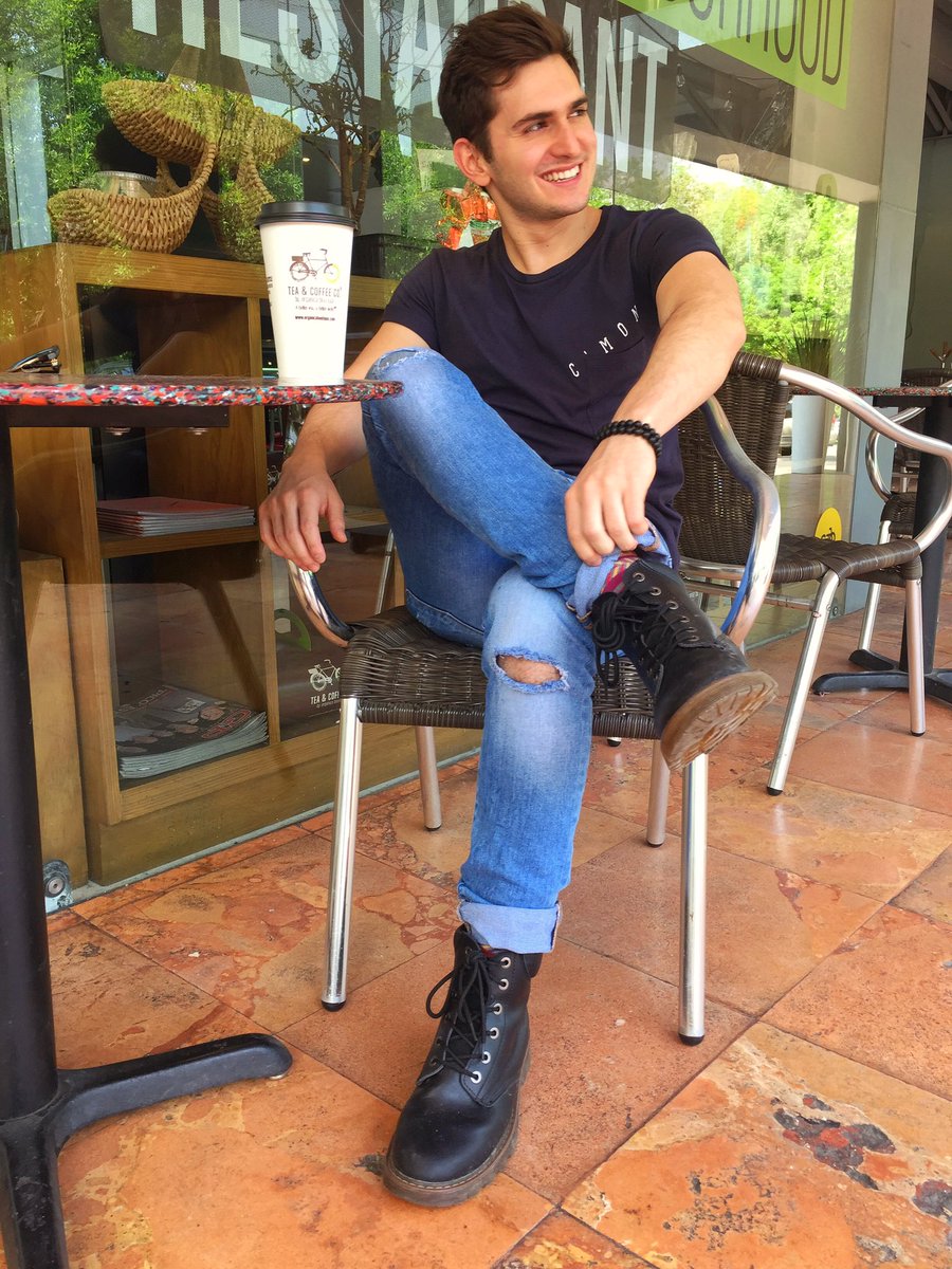 NetoRoxs's tweet photo. Solo regálenme café y ya. #21 🎂🎊 https://t.co/7vkaMX9TI1