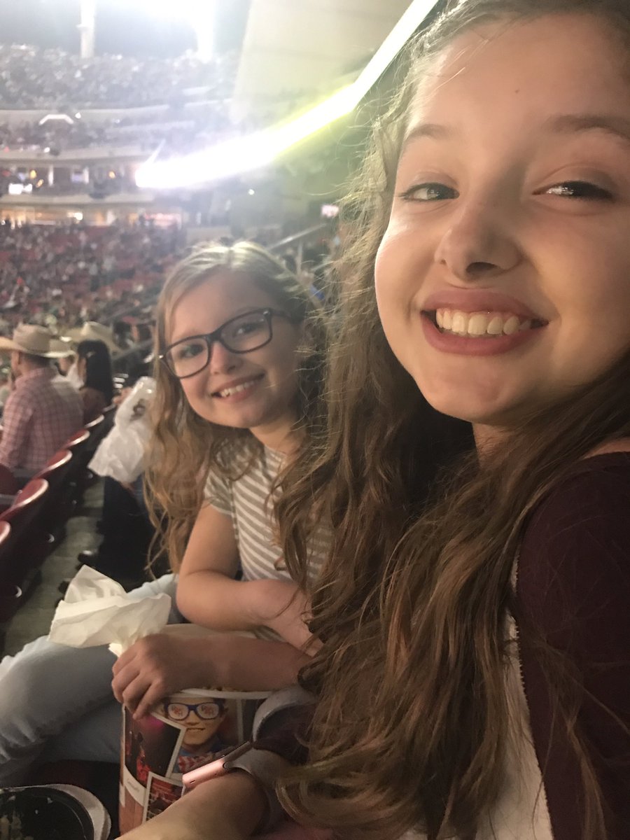 dannyrivers11's tweet photo. My girls @#RODEOHOUSTON https://t.co/rxg6rRuR3f