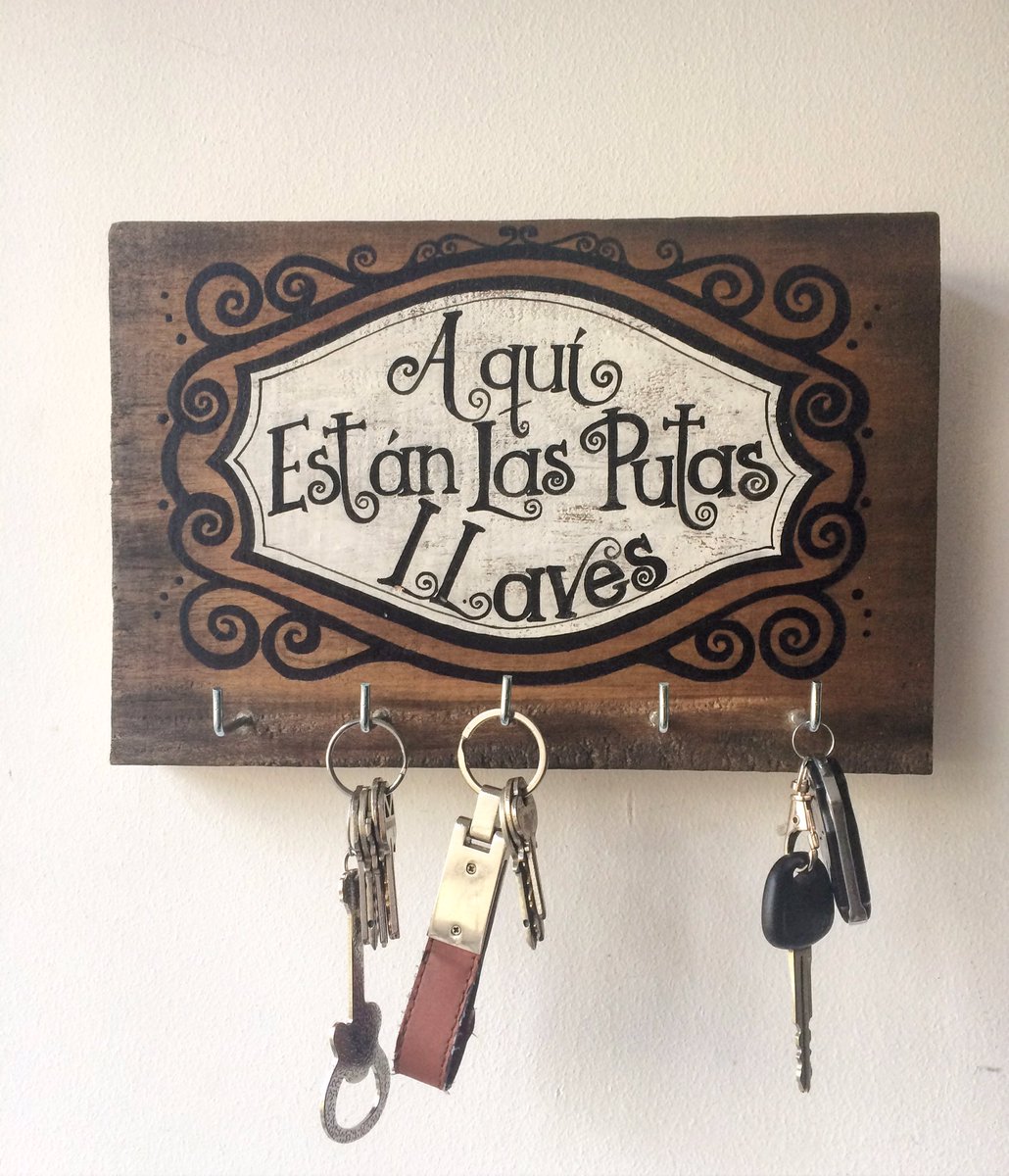 LaMarucha_'s tweet photo. Nuevo modelo de nuestro clásico letrero. No pierdas las llaves nunca más! #woodsign #llavero #putasllaves #expresate #madera #reclaimedwood https://t.co/E5xsvXZhen