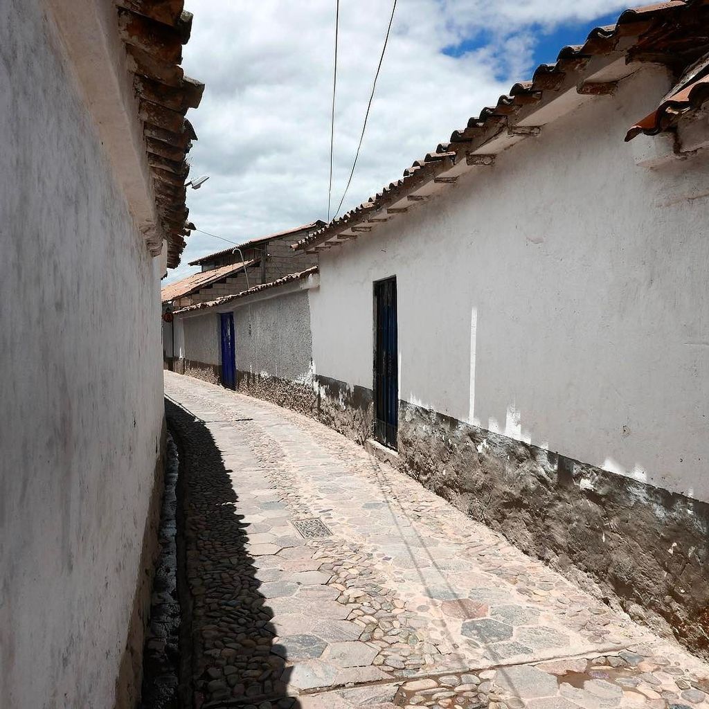 sigmundlloyd's tweet photo. #pathways #cobblestone #whitewash #cusco #inca #sacredvalley #peru #glampacking #backpacking #twitter https://t.co/oLYl2xGgGo