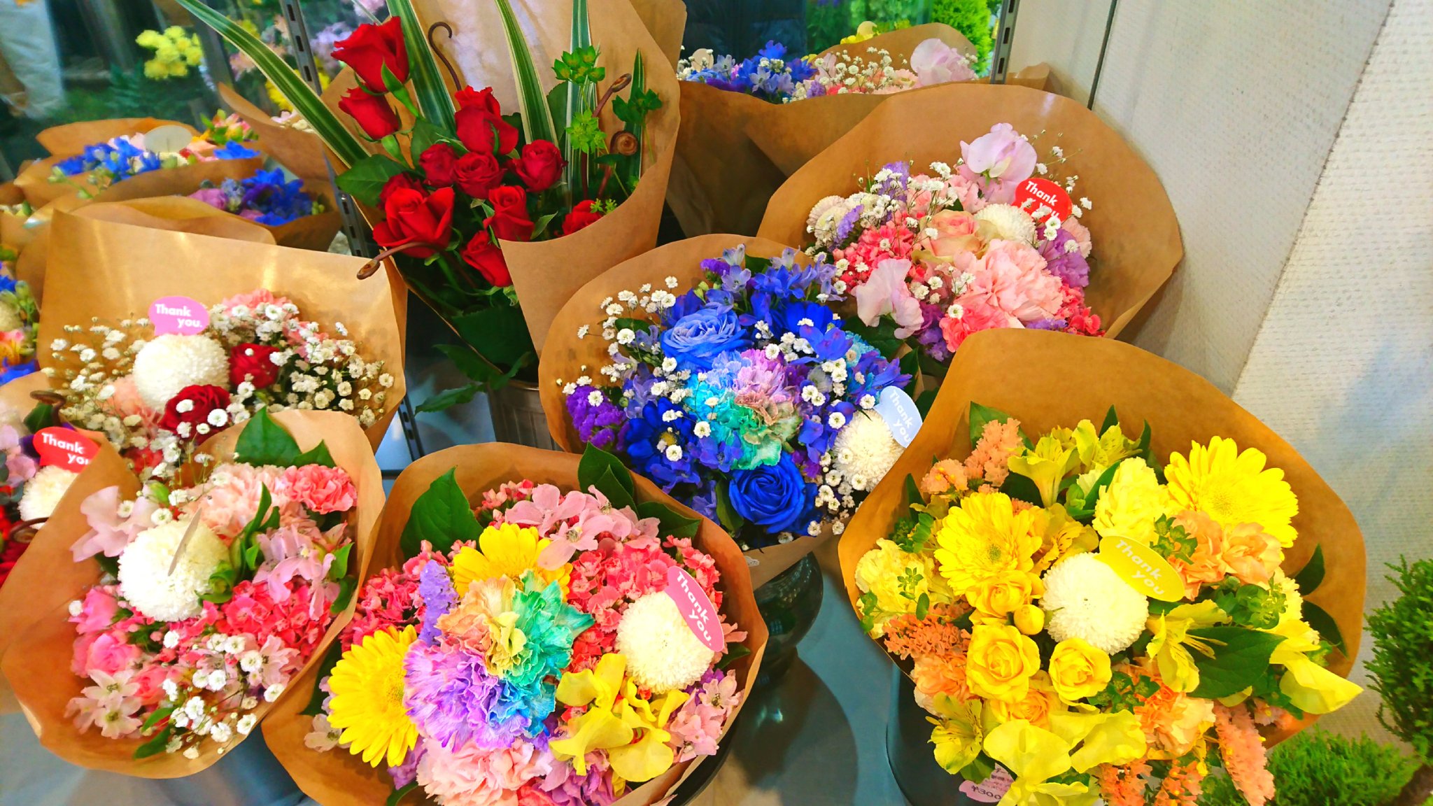 花文 Hana Bun 秋葉原のお花屋さん 500円ー3000円で花束ブーケ をご用意 全部個性的でとても可愛い いつも来てくれる方はわかるかもだけど とにかく破格 ちょっとプレゼントに添えてもらうって言うのがコンセプトです