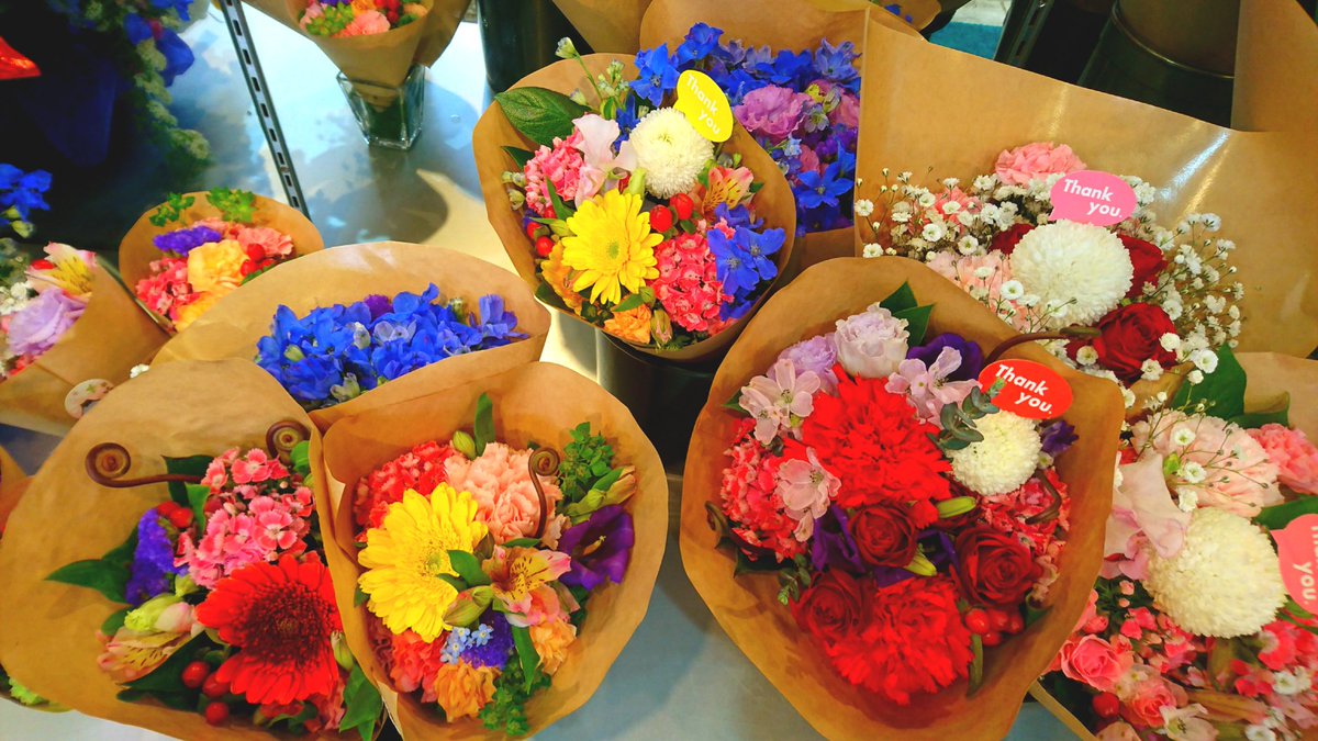 花文 秋葉原のお花屋さん 500円ー3000円で花束ブーケ をご用意 全部個性的でとても可愛い いつも来てくれる方はわかるかもだけど とにかく破格 ちょっとプレゼントに添えてもらうって言うのがコンセプトです