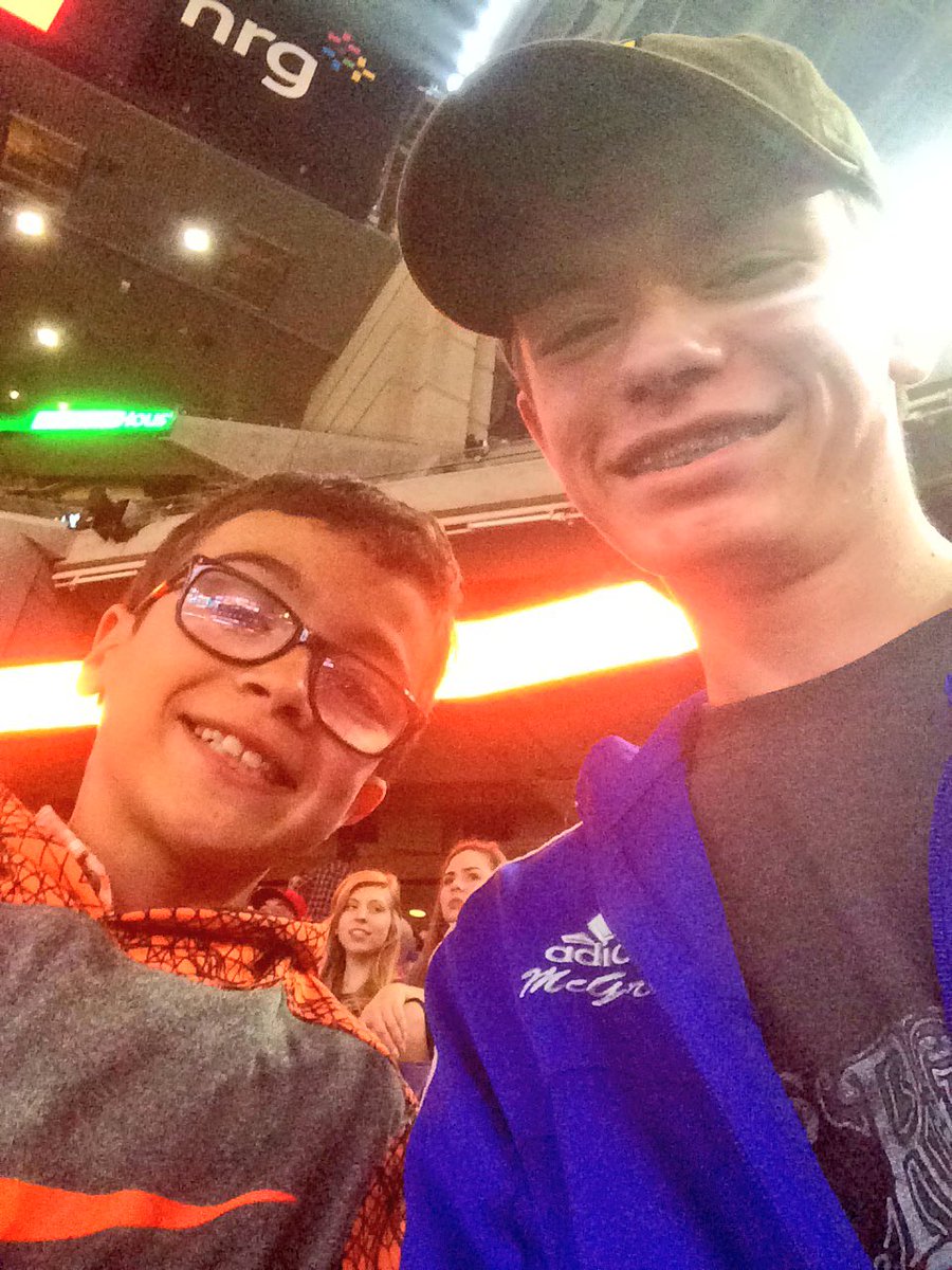 NuclearMiner45's tweet photo. At the Huston Rodeo with my relatives tonight in Texas! #RODEOHOUSTON https://t.co/YvIXgasC5g