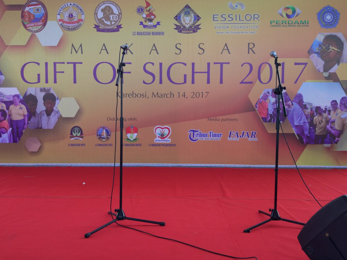 di panggung utama Karebosi, program sosial Gift of Sight, bagi-bagi ratusan kacamata gratis untuk anak usia sekolah dasar se-Makassar