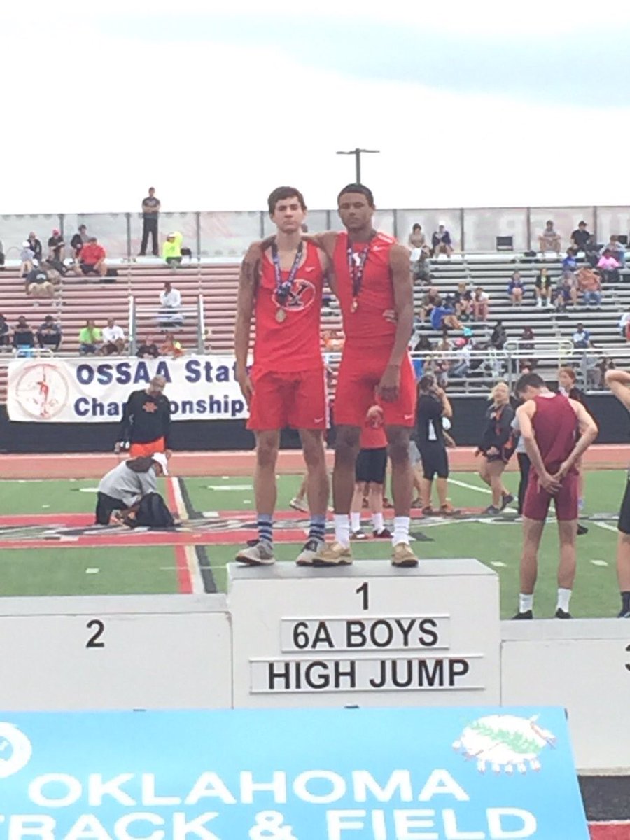 Stickmata24's tweet photo. Well here we got again. #1 and #2 in the state. Think @jraper86 workouts have paid off?  A little before and after through HS. #triphasic https://t.co/EKO3djq5Jz