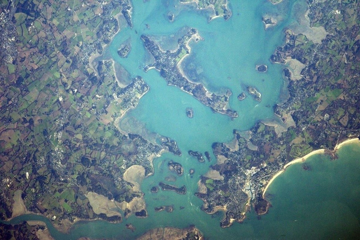 BreizhWeCan's tweet photo. L'entrée du Golfe du #Morbihan vue depuis l'espace 🌍 Cette Énorme #photo de @Thom_astro 👏🏻 #bretagne https://t.co/IfTdjabjY7