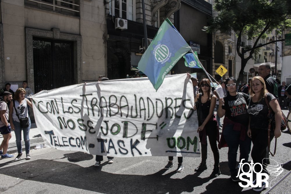 FotoSur_Agencia's tweet image. #HOY Trabajadores despedidos de #TaskSolutions, tercerizada de #TELECOM, protestaron frente a @mintrabajo Nota: goo.gl/hMjH9c