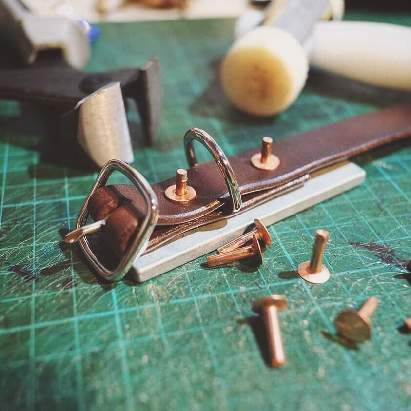 harperleatherco's tweet photo. Finishing off with copper rivets for this dark brown dog collar ⚒ #harperleather #handmade #leathergoods #dogcollar #leather #leathercraft https://t.co/hwc7A6ywK0