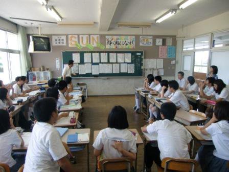 蒲田社交組合 Twitter પર 文革のドキュメントを見て思ったけど コの字の机の配置 とか 壁新聞新聞とか教員の作業着とか 僕らの子供時代の70年代って思いつきり社会主義 共産主義に教室が侵蝕されてたんだな 親から 自己批判しなさい って言われてたから