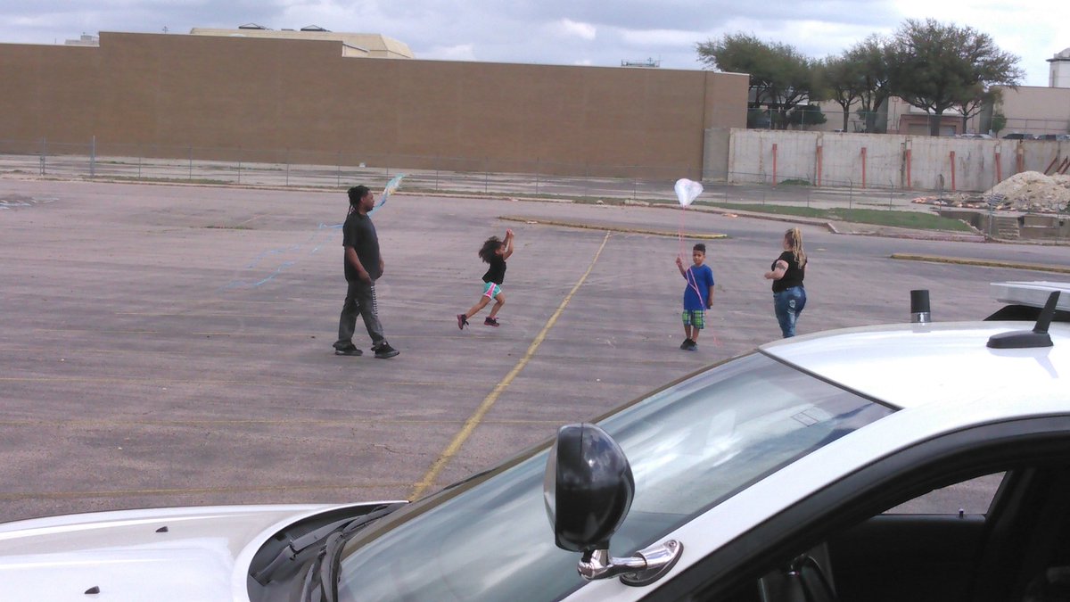 RedbirdDPD's tweet photo. Fam enjoying a windy day during spring break at RedBirdMall. #needmoregreen @erw150 @SenRoyceWest @GrowSouth_VISTA https://t.co/kO666UeGAc
