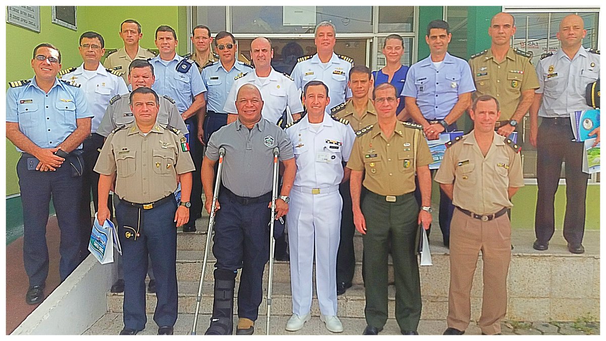 CAPAYO2015's tweet photo. #VisitaAgregados La Capitanía de Puerto Ayora y el SHOIAR contó con la Visita de Agregados Militares y de Policía acreditados en el Ecuador. https://t.co/1jn49lqjHL