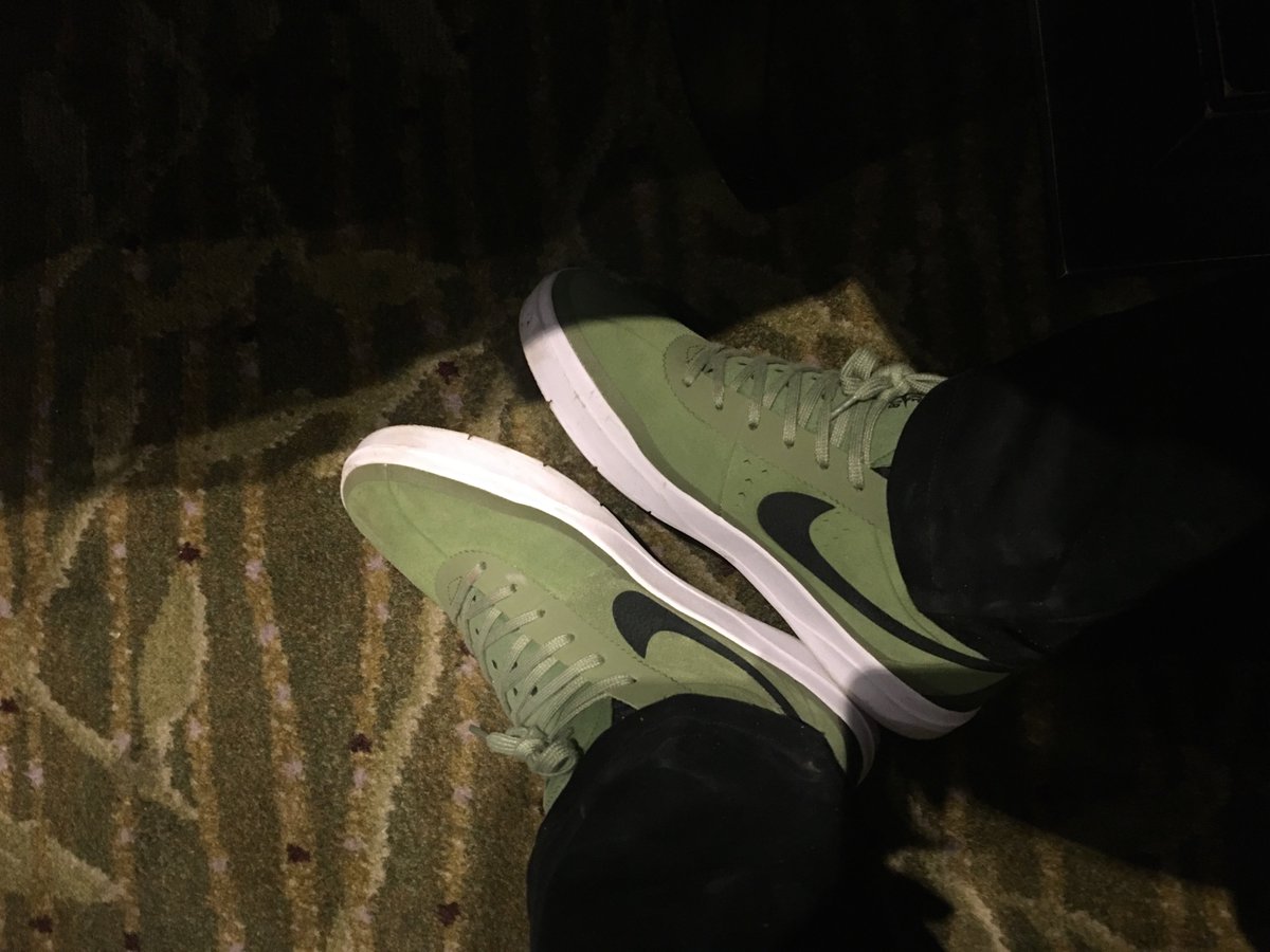 theotisbeasley's tweet photo. These @nikesb bruins colorways stay coming in hot 🔥🔥🔥 #hyperfeel #YoungMoney https://t.co/AvsxAu7fba