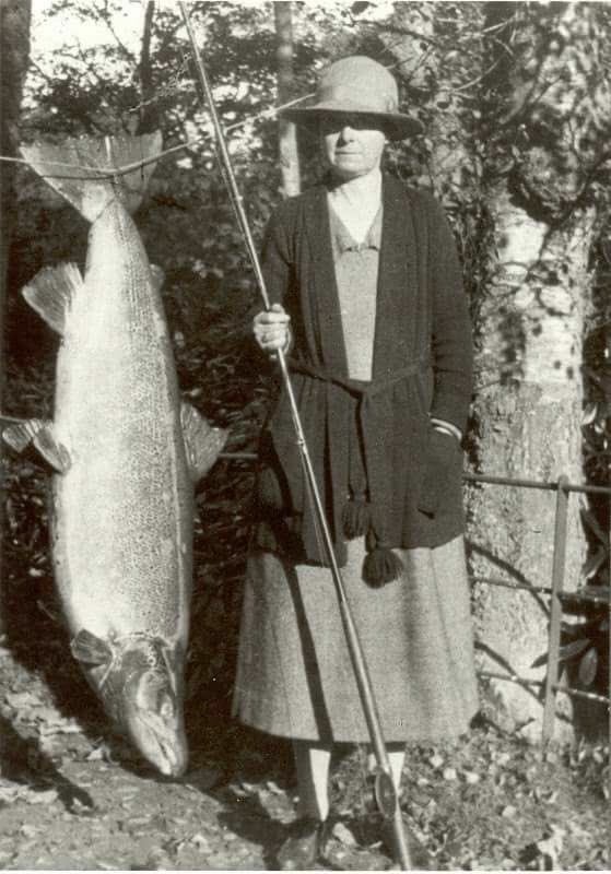 EcofactEcology's tweet photo. Mrs Clementina Morison with her salmon of 61lbs on a fly from the Deveron River https://t.co/MyIiJ5FvMW https://t.co/eomMI910Op