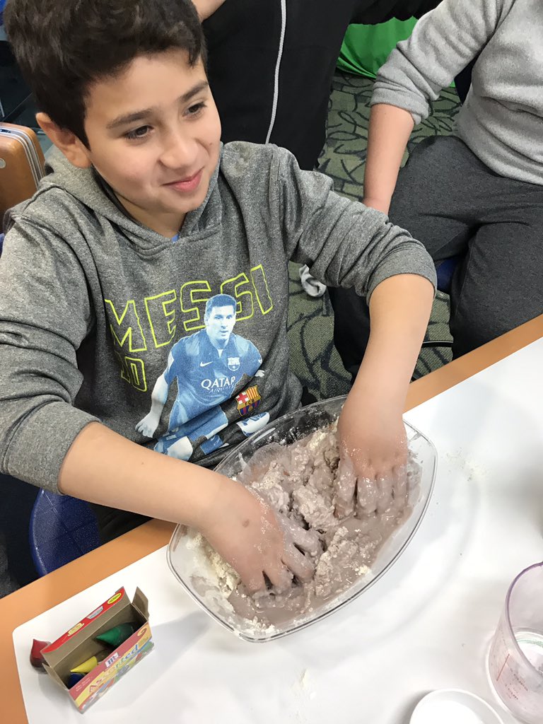 katiebillie_'s tweet photo. Using the Dream Lab to create!#62intersession #62ics #62learns @KovacsTeach @MrsBorgeD62 https://t.co/OhNv00QxWv