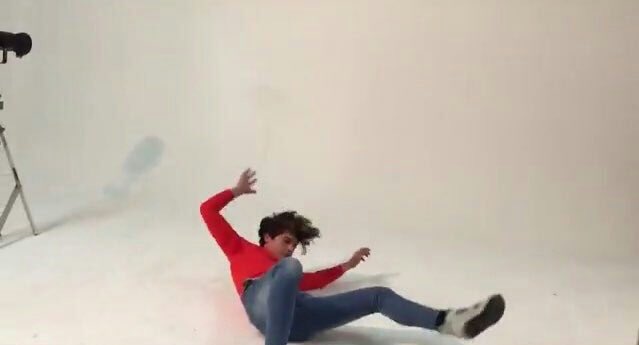 stylinzowski's tweet photo. ESTOY EN EL SUELO DHAKDNALW 
#CD9KINGS https://t.co/lMZjBEM4lZ