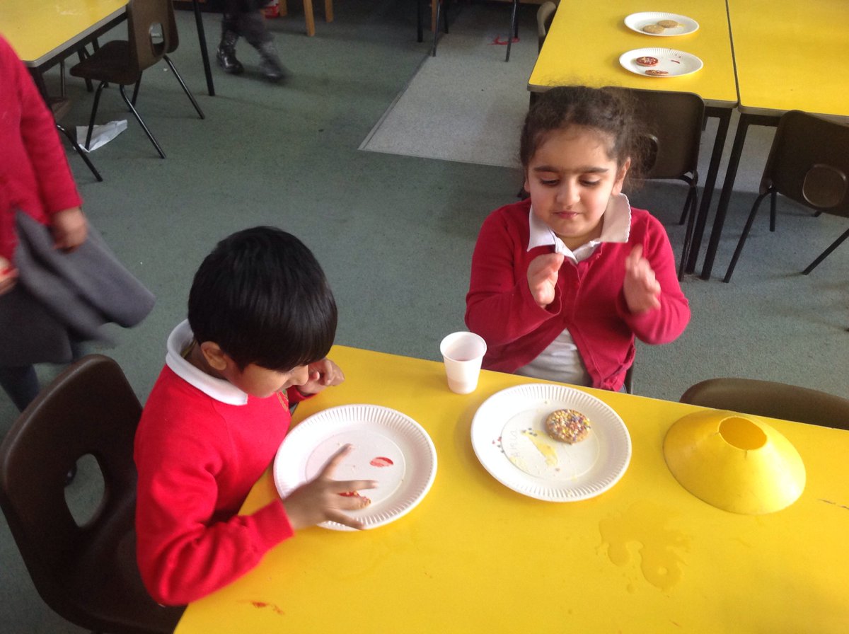MrsShawMorgan1's tweet photo. Working hard and good teamwork as a whole class is always rewarded!
We'll done 1DS 20 marbles class treat :-)
#DesignABiscuit #PaintAPic https://t.co/tUsshlowhL