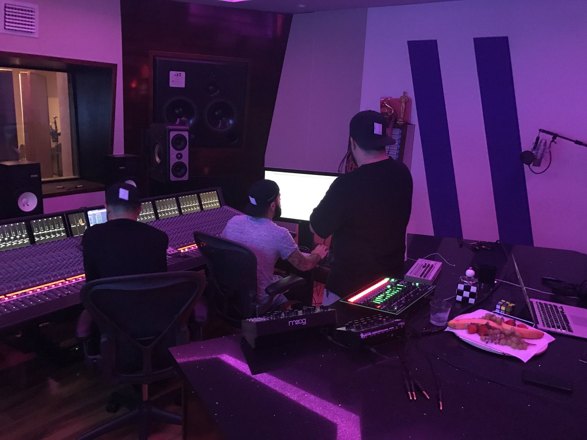 .<a href="/ALXofc/">ALX</a> in the studio all this week getting ready for #MMW &amp; Colombia! #techno
