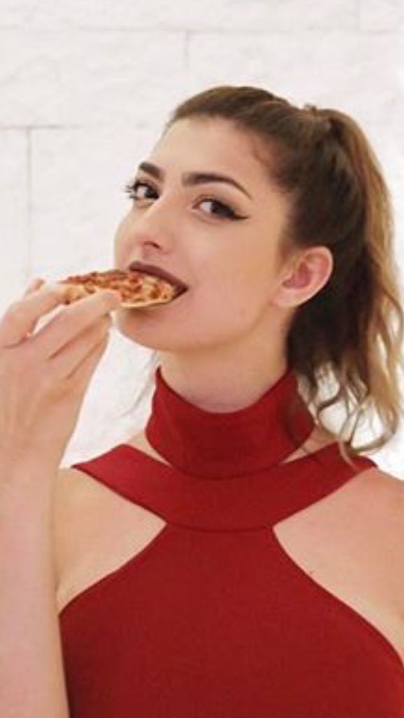 LevinFans's tweet photo. I had no clue that a person could look so gorgeous while shoving their face... what even😂😱 @rclbeauty101 https://t.co/KLbwR12Ras