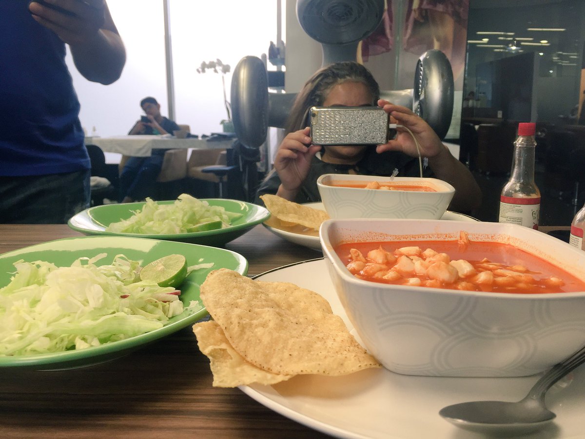 vickylopeztv's tweet photo. Me siento halagada y muy afortunada!!! 😍😍😍 En qué Salón de belleza te dan Pozole en lo que te pintas el cabello 💇💆 Solo en @StudioEssenceMX https://t.co/19t2RzdfKQ